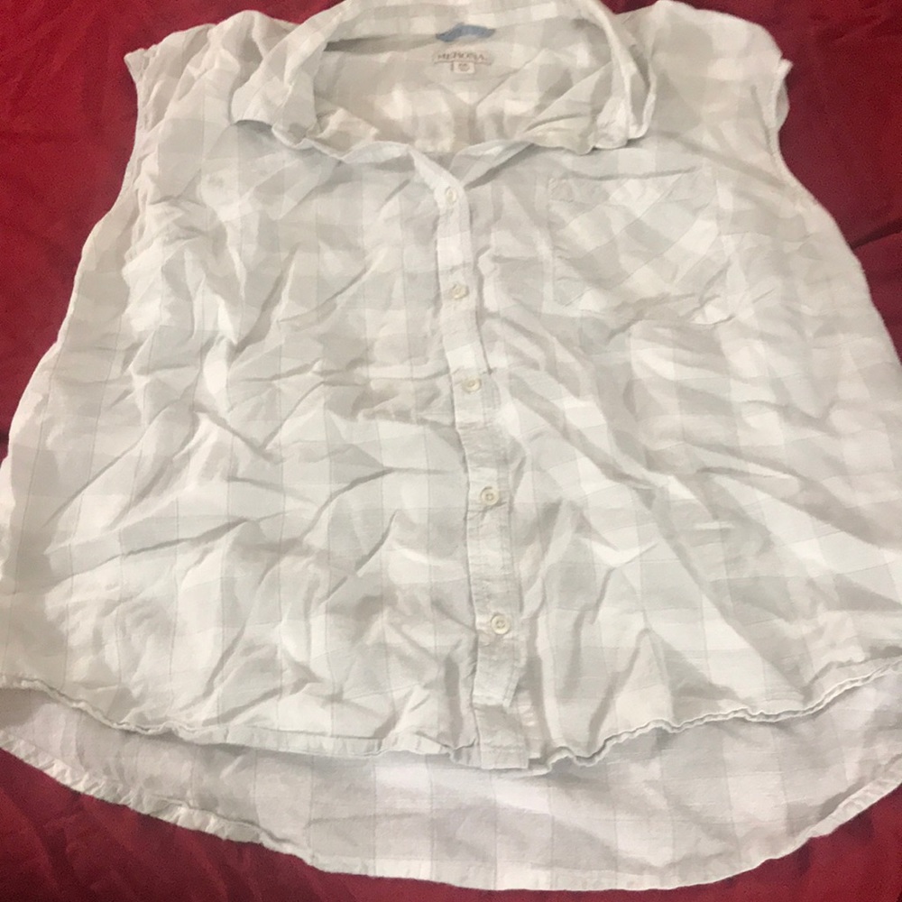 Woman’s sleeveless shirt